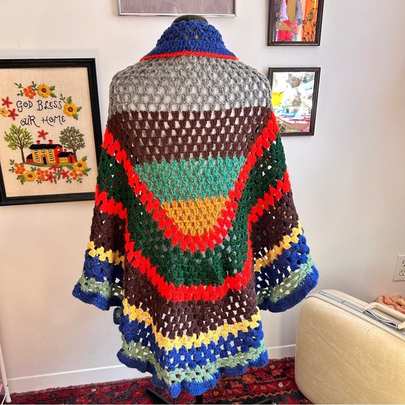 Vintage 70s Hand-Crocheted Sunset Groovy Granny Shawl Poncho - Picture 4 of 9